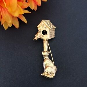 𝅺VINTAGE gold tone cat looking bird house brooch pin CRA